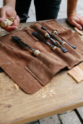 KIRSCHEN WOODWORKER Essentials Set 2 - Stechbeitelsatz 6-10-12-16-20-26 mm in Ledertasche + Holzhammer + Anreißmesser 1821000 | Gravur möglich