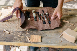 KIRSCHEN WOODWORKER Essentials Set 2 - Stechbeitelsatz 6-10-12-16-20-26 mm in Ledertasche + Holzhammer + Anreißmesser 1821000 | Gravur möglich