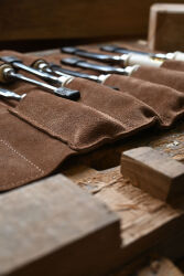 KIRSCHEN WOODWORKER Essentials Set 2 - Stechbeitelsatz 6-10-12-16-20-26 mm in Ledertasche + Holzhammer + Anreißmesser 1821000 | Gravur möglich