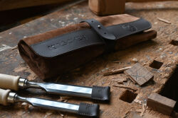 KIRSCHEN WOODWORKER Essentials Set 2 - Stechbeitelsatz 6-10-12-16-20-26 mm in Ledertasche + Holzhammer + Anreißmesser 1821000 | Gravur möglich